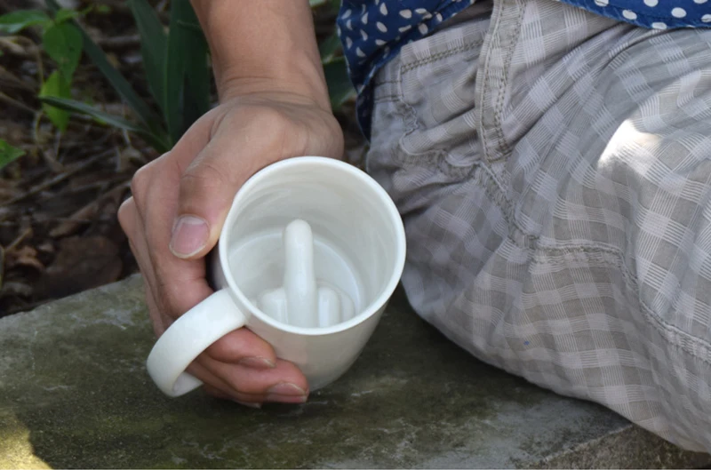 Caneca engraçada estilo meio dedo branco, caneca