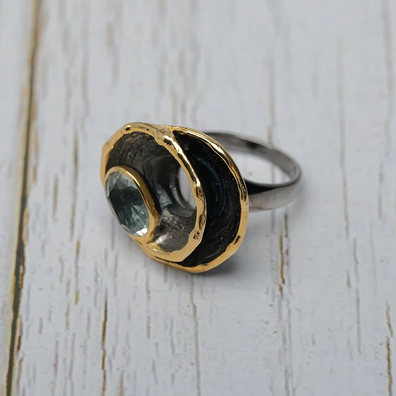 

Vintage Exquisitely screw design inlaid semi-precious hoelite Rings