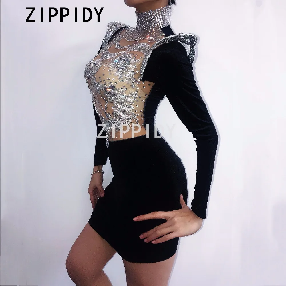 Vestido de veludo prata brilhante, com strass,