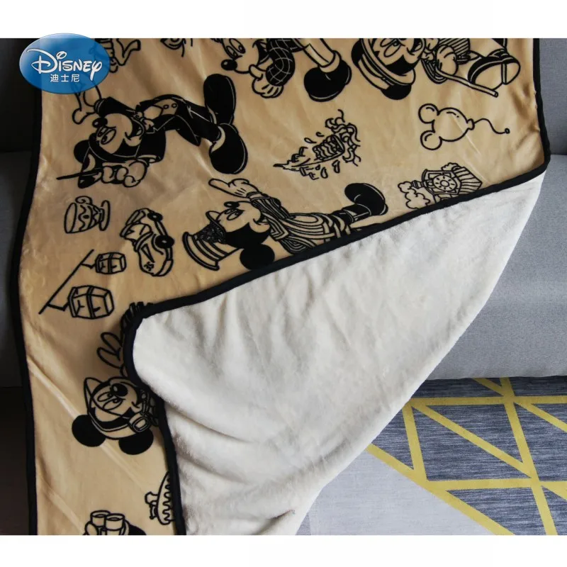 Mickey mouse blanket (2)