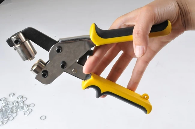 Manual Eyelet Puncher features