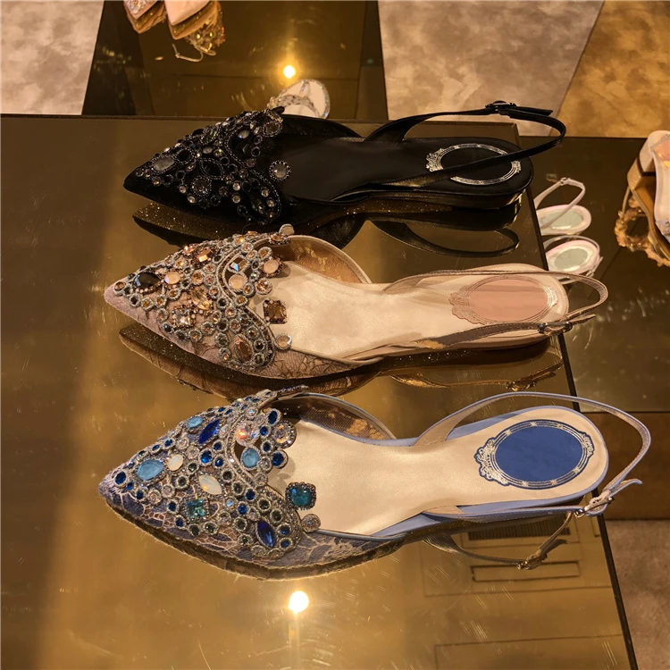 Пикантные летние туфли с острым носком; женские дизайнерские сандалии с украшением в виде кристаллов; женская свадебная обувь на плоской подошве; сандалии-гладиаторы с пряжкой и ремешком