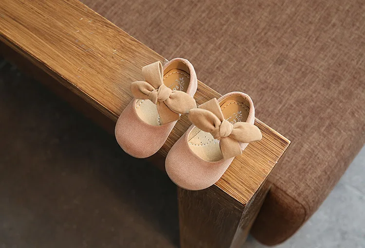 Матовые туфли из натуральной кожи для малышей; коллекция года; сезон осень; Новинка; обувь принцессы для маленьких девочек; милые туфли с бантиком-бабочкой; высокое качество - Цвет: beige