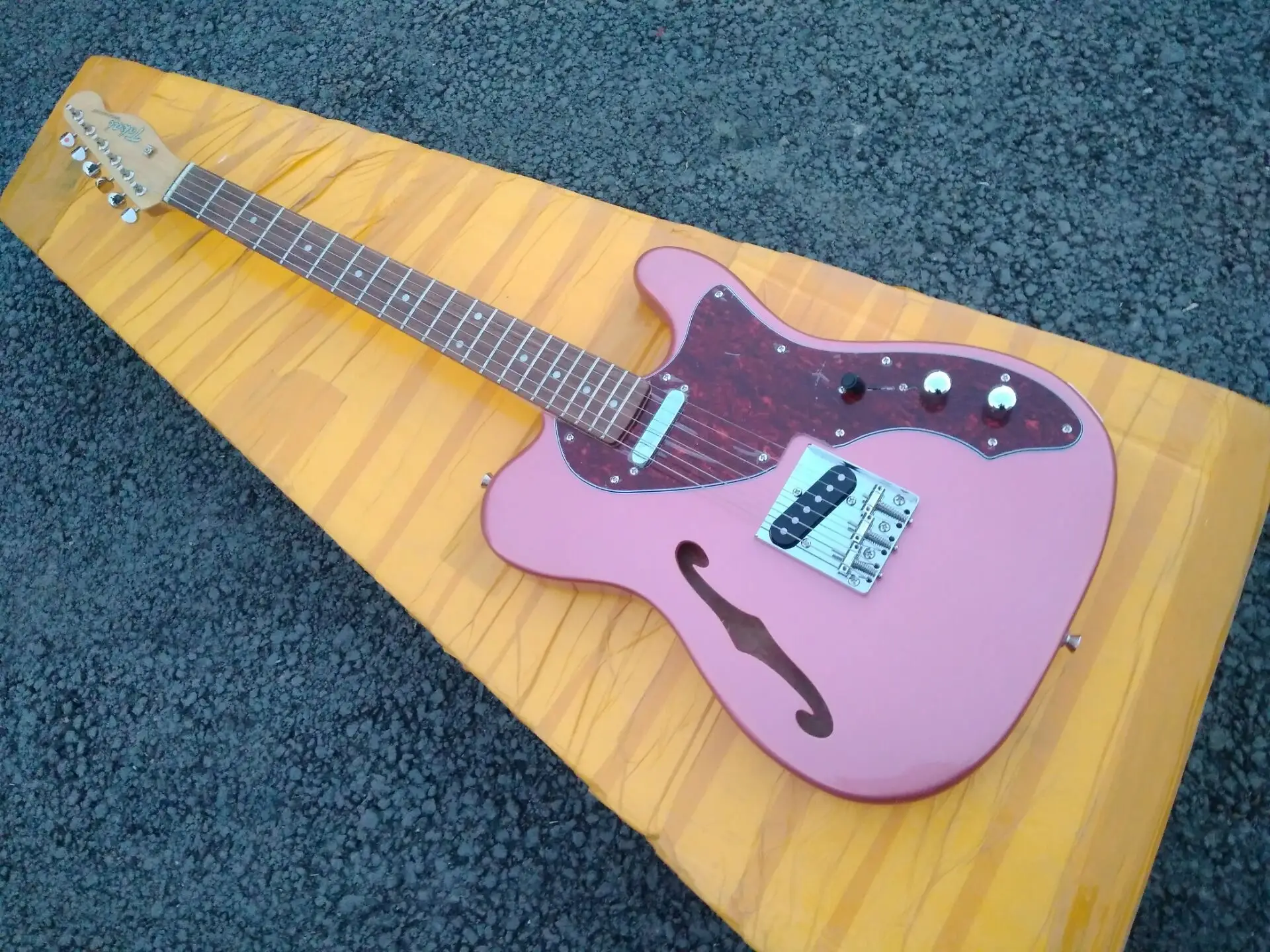 

free shipping Tokai guitar Traditional 70s Thinline Body F hole electric guitar comes with soft gig bag best solid body guitars