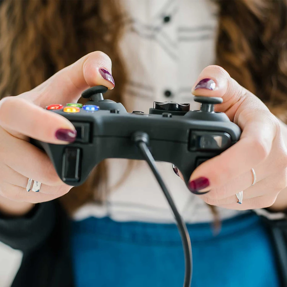 приставка в руках. человек джойстик. Sony playstation 5. Ps5 dualshock 5. человек джойстик.