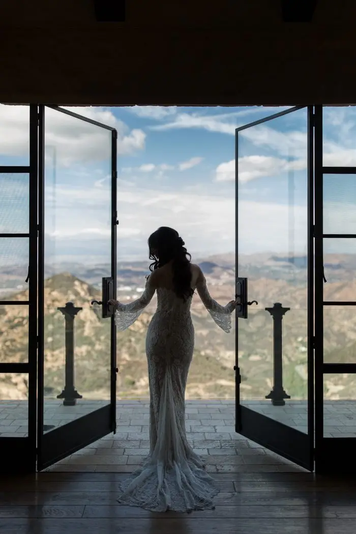we-cant-decide-which-we-love-more-the-elegant-opulence-or-epic-views-in-this-malibu-rocky-oaks-wedding-katrina-jayne-15-700x1050