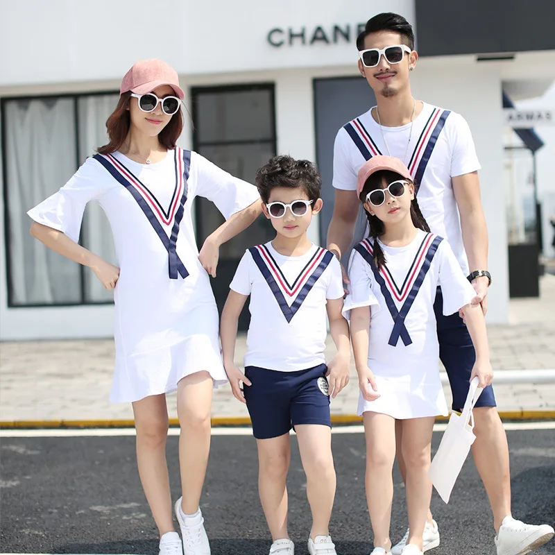 

Family Clothing Girl and Mom Dress 2019 Summer Boys T-shirts V-shaped Bell Short Sleeve Mother Daughter Dresses Father Son Suit