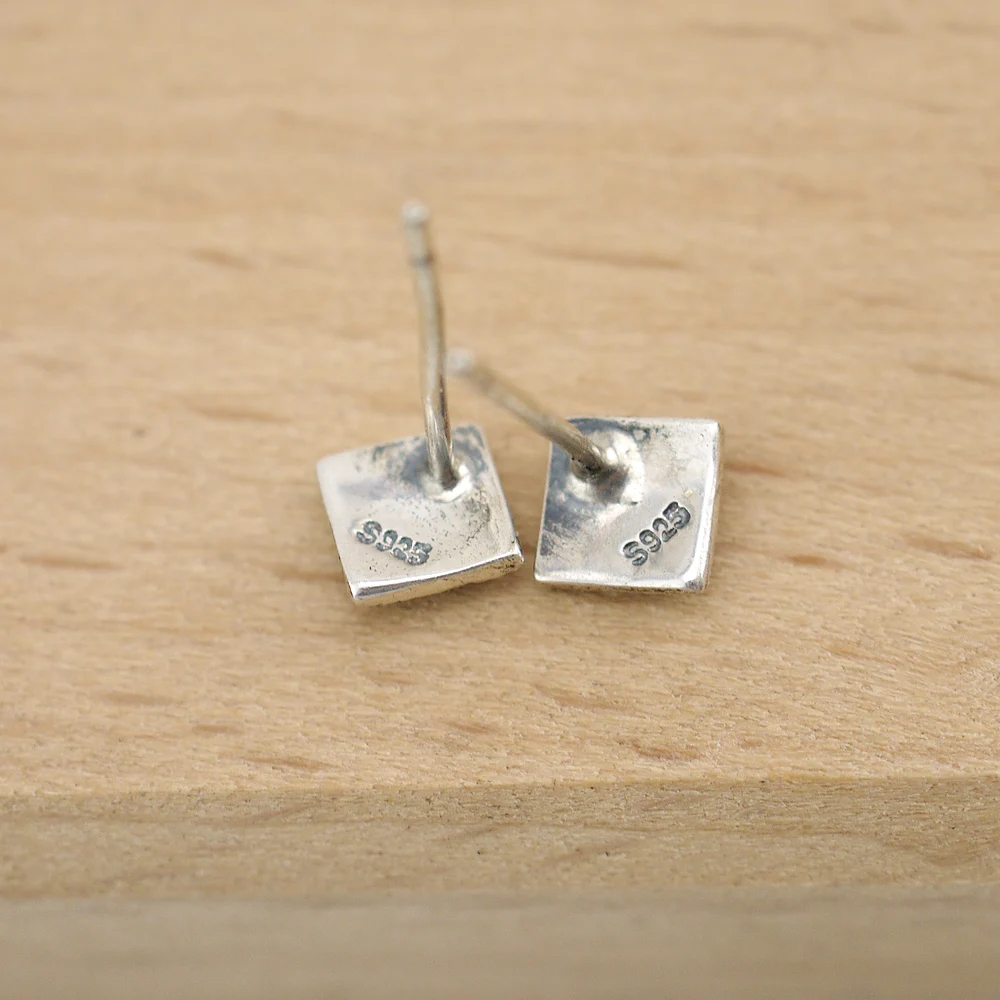 925 пробы серебряные модные ювелирные изделия крошечные квадратные призматические серьги-гвоздики из марказита A1906