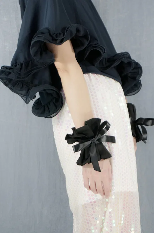 Модные черные банты украшают поддельные бисером кисточкой рукавом Марля фантастические чувство течет отдела перспектива Украшенные