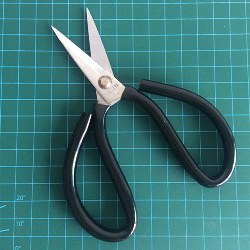 

DRESSMAKER SCISSORS LEATHER SCISSORS HIGH CARBON FERRO VINYL PUT SHARP SCISSORS. DOES NOT RUST CUTTING CLOTH, STITCHING CLOTH
