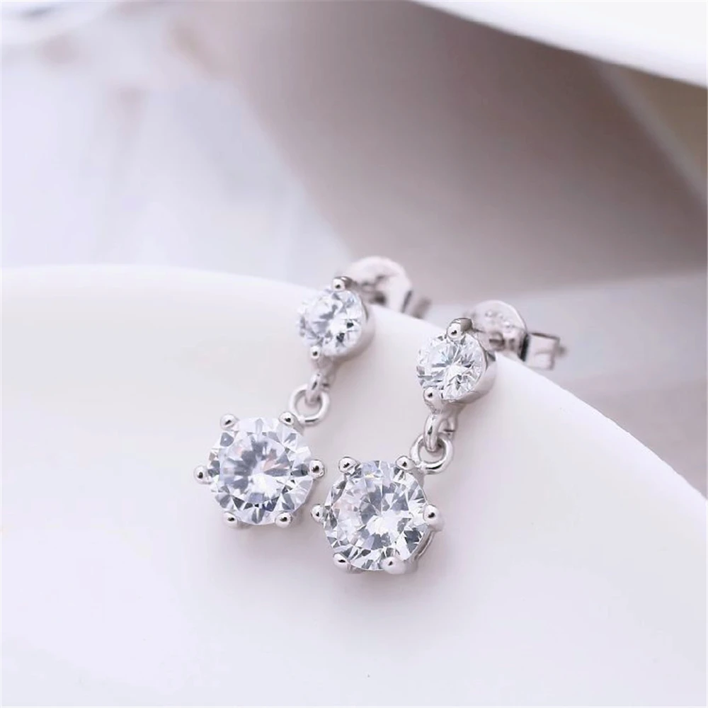 

LOREDANA Stylish and elegant for women, the zircon six-clawstone ear studs are exquisite and gorgeous for party engagement