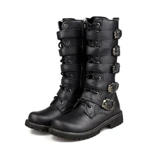 Ботинки в байкерском стиле с металлической пряжкой и черепом; черные ботинки до середины икры; Новинка года; сезон осень-зима; Botas; мужская обувь на плоской подошве в стиле панк-рок