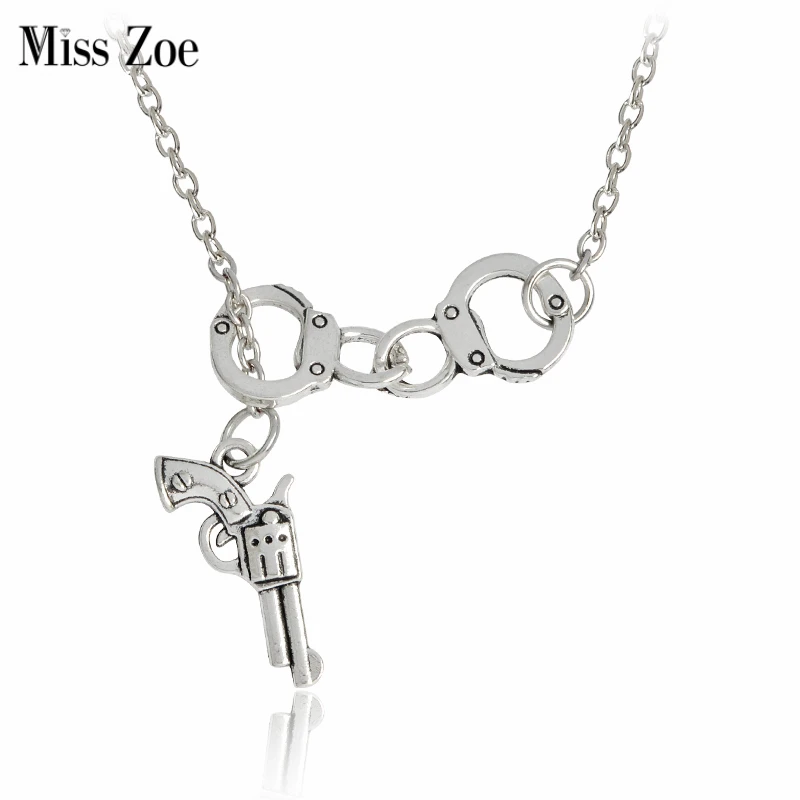

Miss Zoe Retro Pistol Handcuffs Couple Pendant Necklace Creative Lover's Jewelry Vintage Gift for Boy Friend Girl Friend