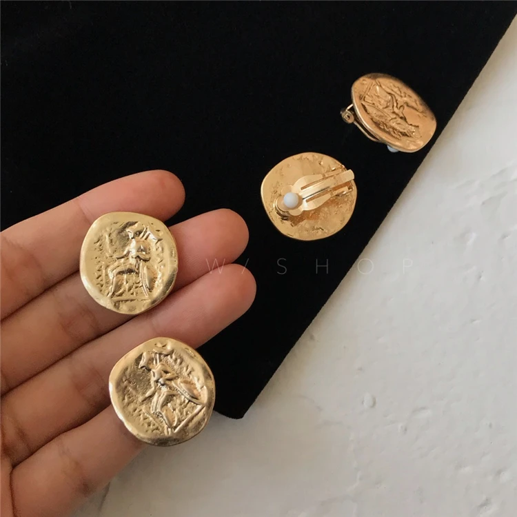 

Timeless Wonder chic retro figure on circle stud statement Earrings Bijoux top Date party goddess pop runway rare vintage 6524