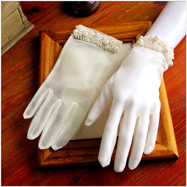 

accessoires pour le mariage 2019 Short Wedding Gloves Pearls Trimmed Wrist Length Full Finger Wedding Accessoires for Bride