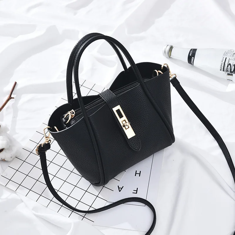 

2019 Spring European and American fashion single-shoulder pack dumplings type lock button bag trend women pack a hair