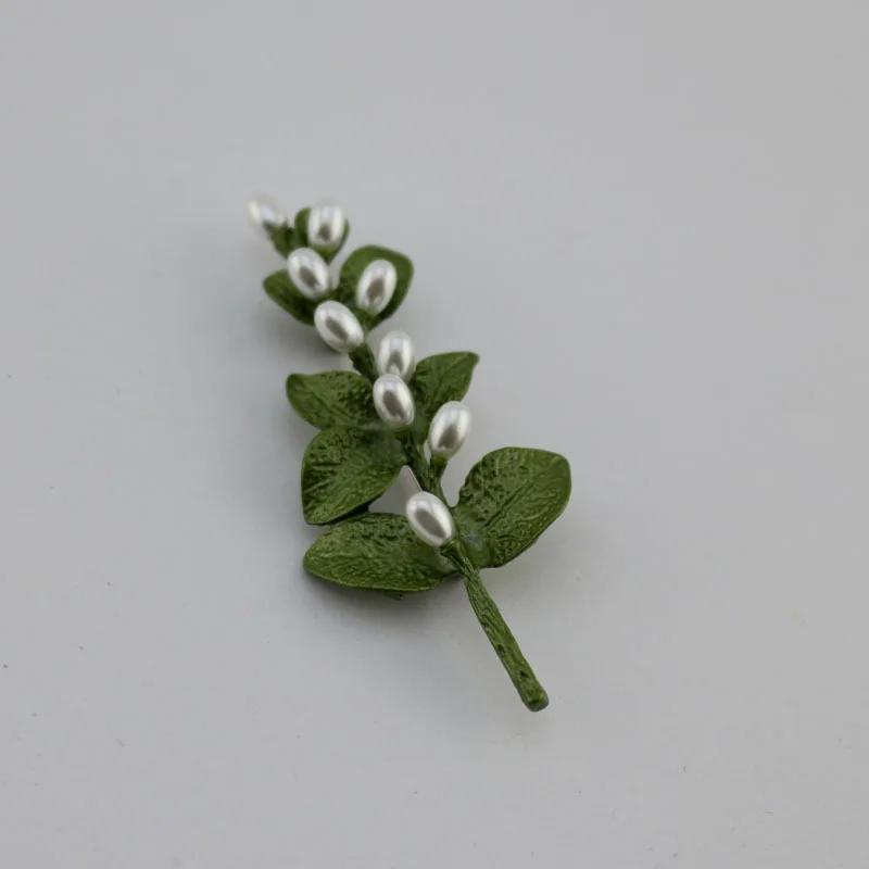 

New European and American style green Baking paint imitation pearl leaves brooch fashion personality female models