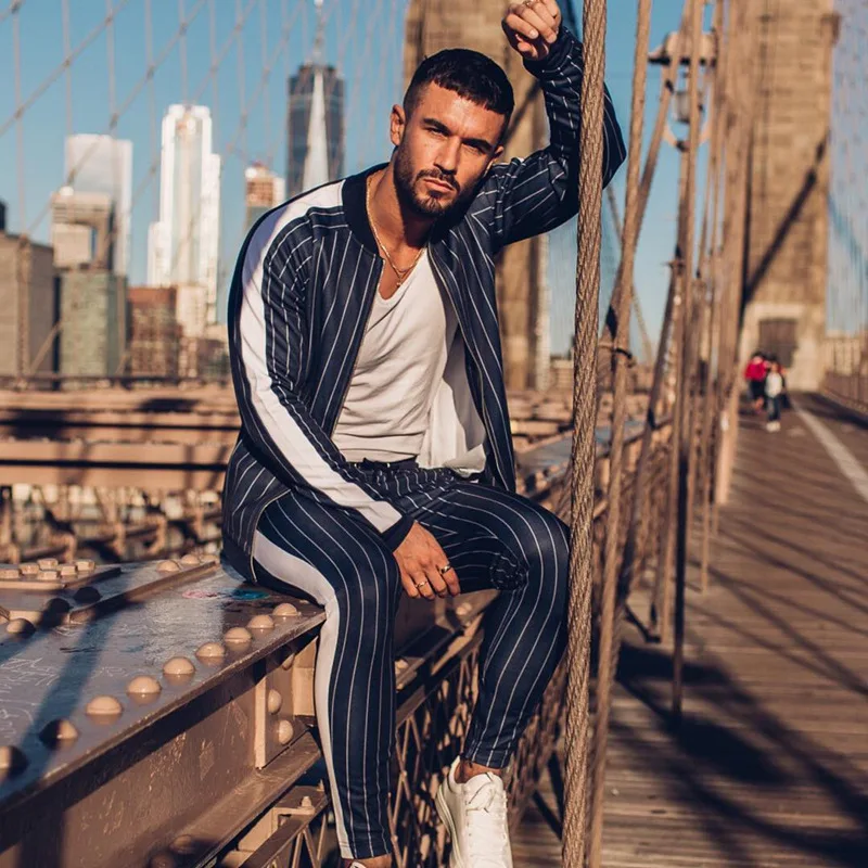 2019 New autumn, winter and spring men's running suit with light stripe coat and trousers fitness clothes selling like hot cakes 2019 New autumn, winter and spring men's running suit with light stripe coat and trousers fitness clothes selling like hot cakes