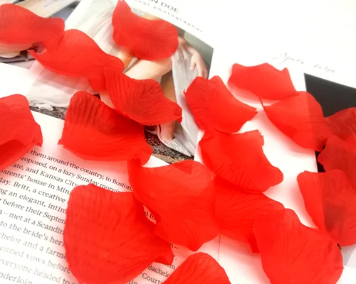 

1000pcs Hot Red Artificial Silk Rose Flower Petals Wedding Favor Accessories Party Event Decoration Honey Moon Bed Decoration