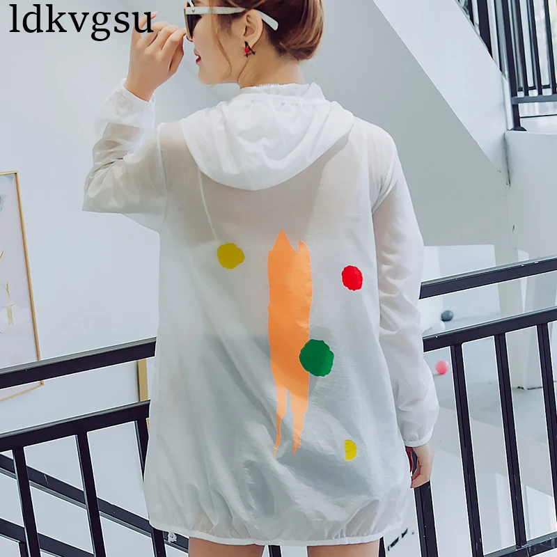 

Sun-protection Clothing Female 2018 Summer New Long-sleeved Large Size Sunscreen Clothing Thin Beach Graffiti Hooded Coat A586