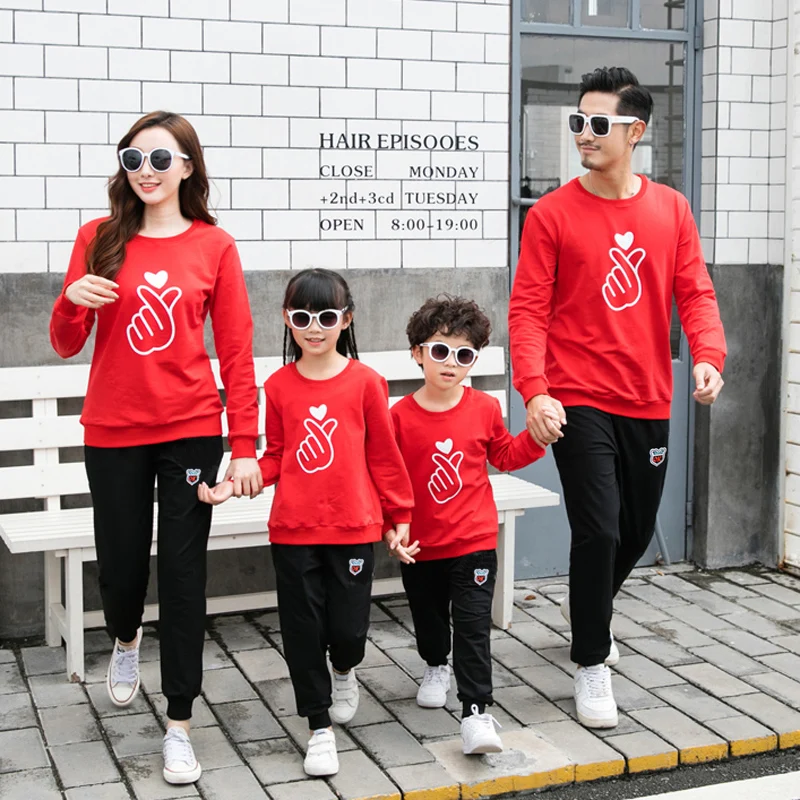 

Family Matching Outfits Red Shirts Black Pant Clothing Set Heart Cotton Autumn Father Son Boy Girl Mother Daughter Clothes Set