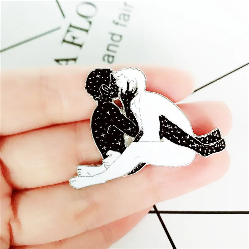

Fashion couple brooches For women White man and starry woman kissing enamel pins Coat Denim collar pin jackets badge jewelry