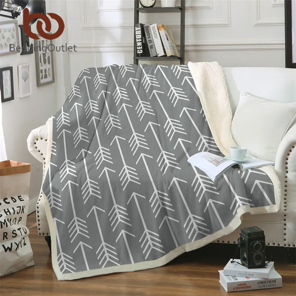 BeddingOutlet Sherpa Werfen Decke Weißen Feder Pfeile Bett Decken Grau Hintergrund Fleece Decke Super Weich Samt Plüsch Günstig