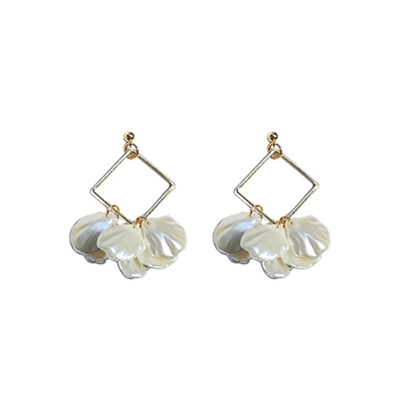 

Small earrings, square with petals, super nice, small, fresh, suitable for your jewelry here, take a look at it