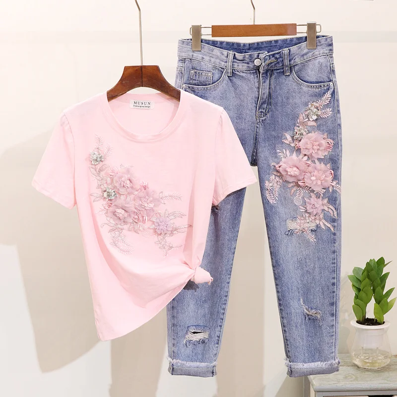 Summer Holes Jeans Set Women 2019 New Embroidered Three-dimensional Flower Short-sleeved T-shirt + Denim Pants Two-piece Suit Summer Holes Jeans Set Women 2019 New Embroidered Three-dimensional Flower Short-sleeved T-shirt + Denim Pants Two-piece Suit