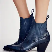 Зимние синие ботильоны в стиле ретро на каблуке «рюмочка» сезона г. женские дизайнерские гладкие ковбойские ботинки без шнуровки украшенные звездами в военном стиле женская обувь