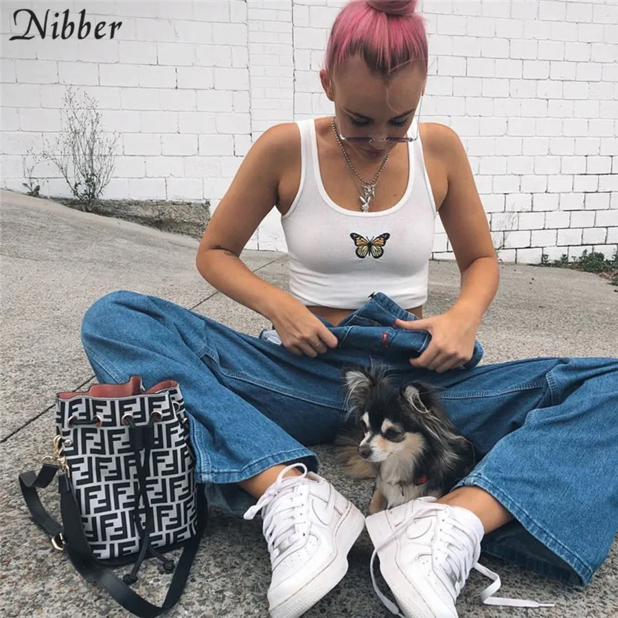Женский укороченный топ Nibber белый однотонный без рукавов с вышитой бабочкой