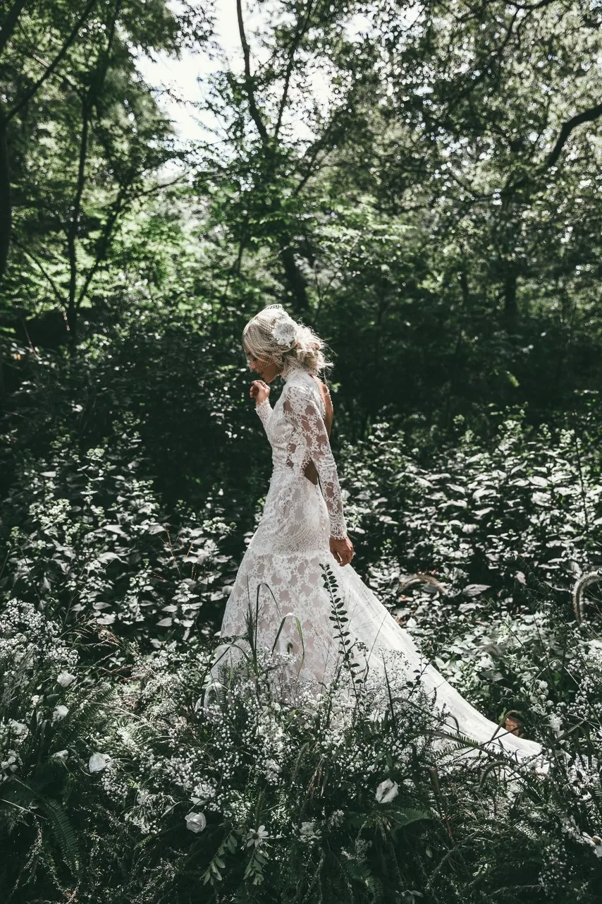 mary-lawless-of-happily-grey-and-madison-lee-wedding2017122602_