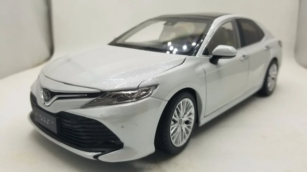 118 Diecast Model for Toyota Camry 2018 White Alloy Toy Car Miniature