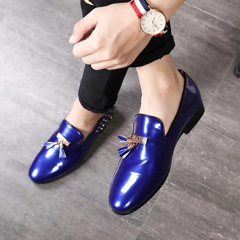 Мужские модельные туфли; сезон весна-осень; повседневные туфли из лакированной кожи; мужские лоферы; Роскошные Брендовые мужские туфли с кисточками и заклепками для свадебной вечеринки - Цвет: Синий