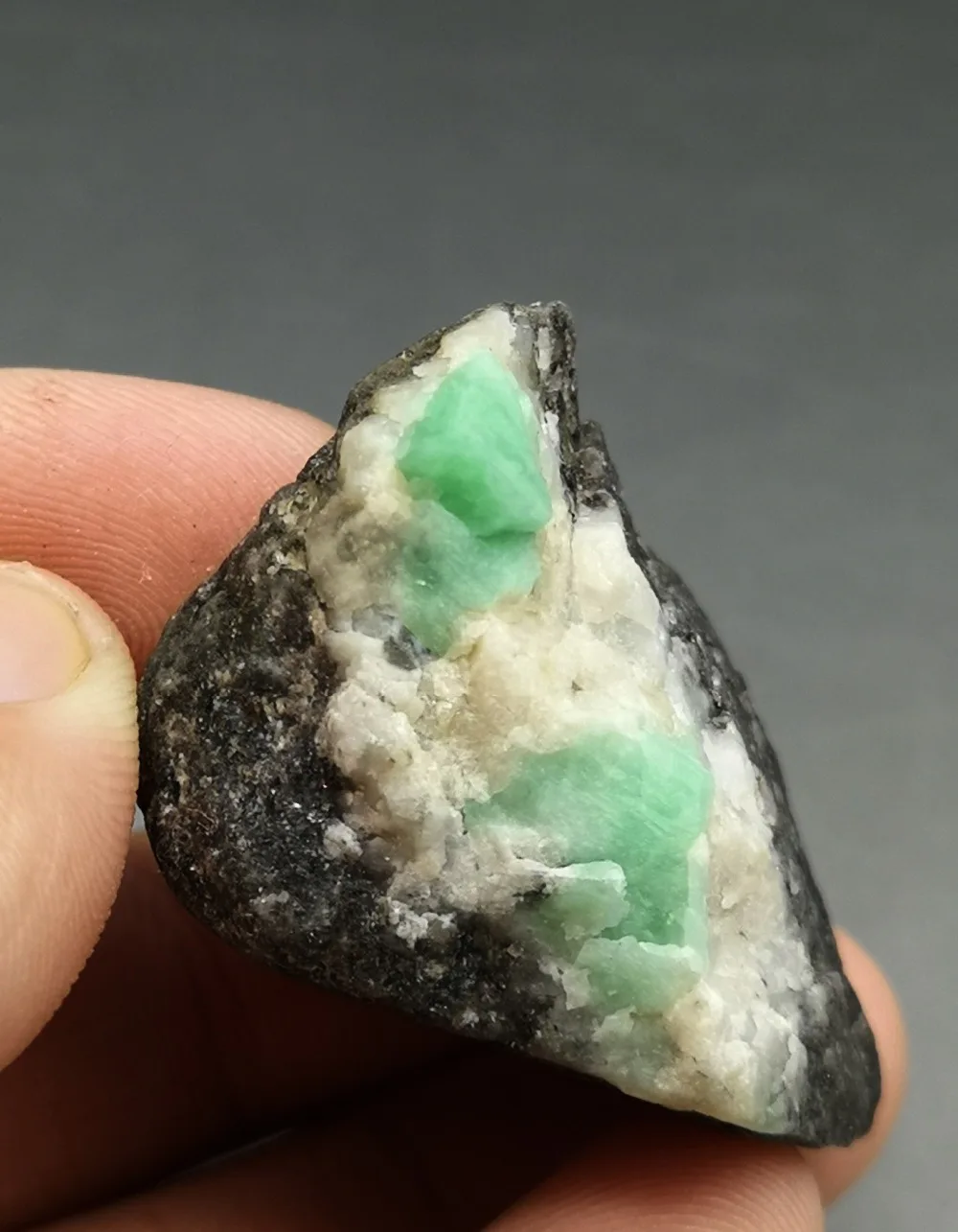 

32g Natural Emerald Green mineral crystal specimen gem grade quartz teaching specimens stone collection from China