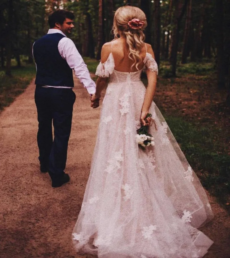 

Vestido de Noiva 2019 Sexy Backless Lace Wedding Dress A-Line V-neck Spaghetti Straps Appliques Ruffles Boho Wedding Dresses