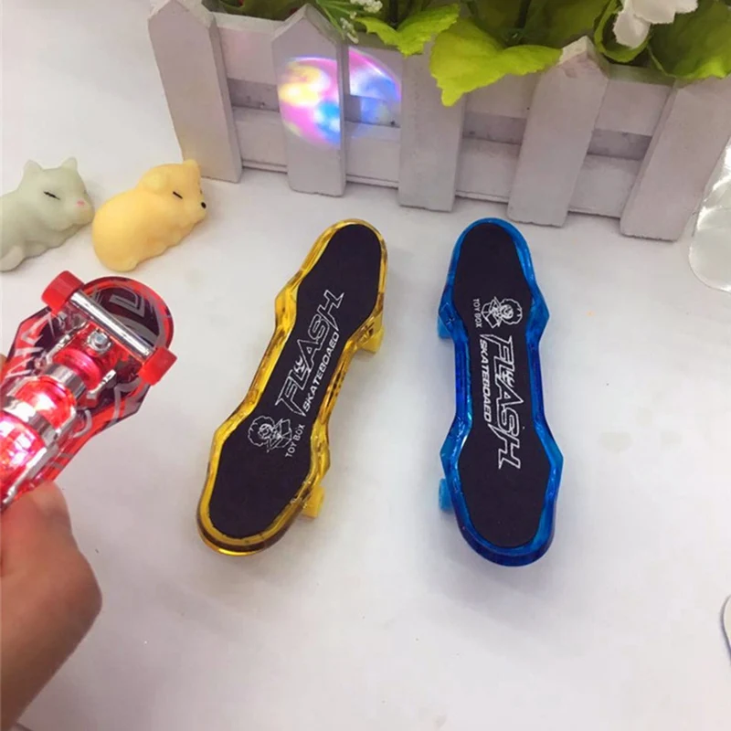 1 pz LED Della Novità di stile Hip-Hop Skateboard Dito giocattoli Di Moda per bambini Finger scooter di colore casuale