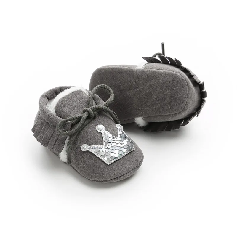 Лидер продаж; зимняя обувь для новорожденных девочек с меховой короной; нескользящая обувь для колыбельки; новые мокасины из искусственной замши