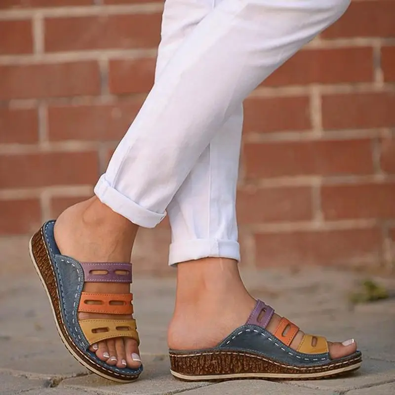Большие размеры 43; Модные женские сандалии разных цветов; летняя дышащая обувь из искусственной кожи на танкетке для девушек
