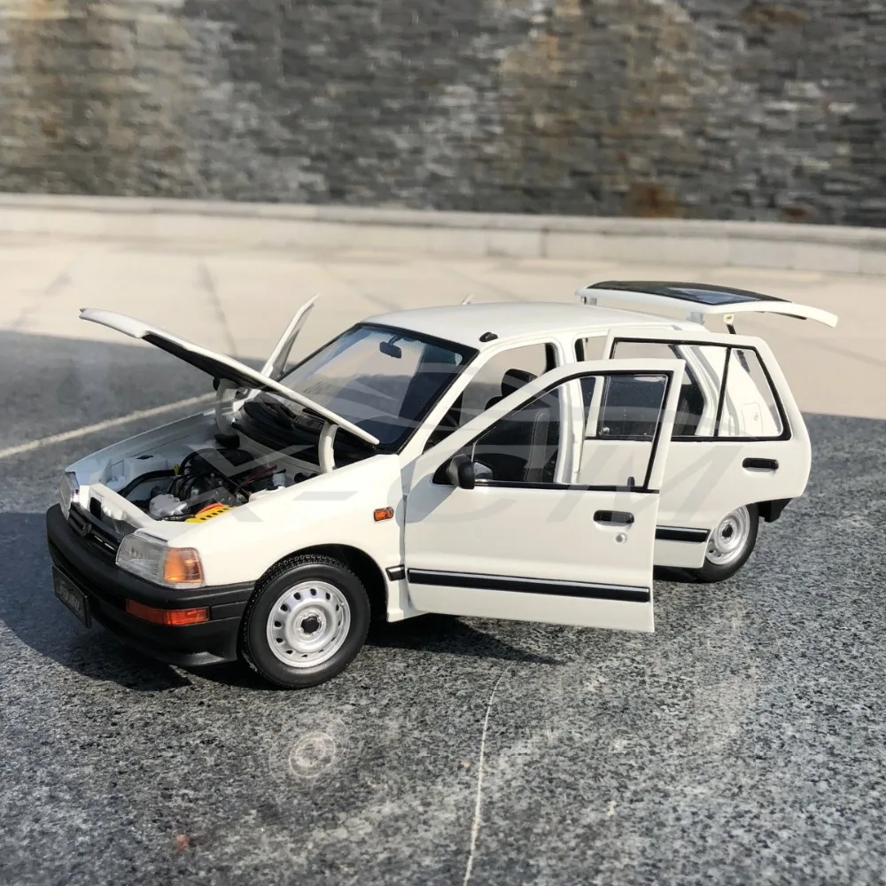 Литая модель автомобиля Yiqi Chinese Tianjin Xiali TJ7100 хэтчбек 1:18 (белый) + маленький