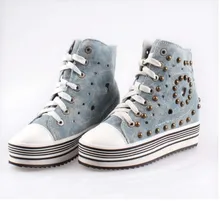 Лидер продаж дышащая летняя повседневная обувь с высоким джинсовым верхом на шнуровке парусиновая обувь увеличивающая рост на танкетке с вырезами и заклепками в стиле панк