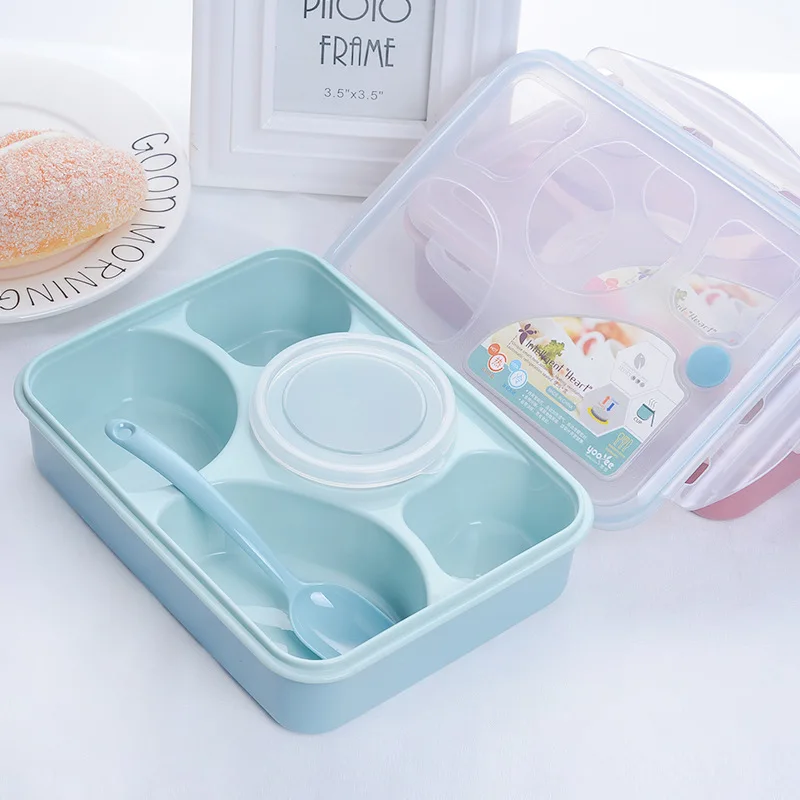 

Plastic Lunch Box, Microwave Oven 5 Boxes Of Lunch Boxes And Spoons.