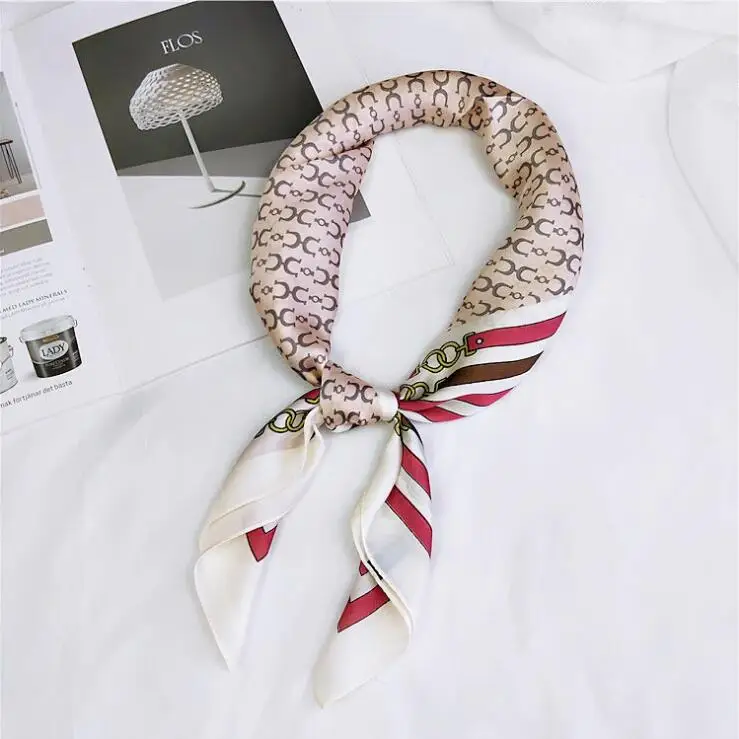 

Horseshoe Chain 70 Small Square Scarf Small Scarf Female Spring and Summer Summer Wild Korean Version of the Headscarf Scarf