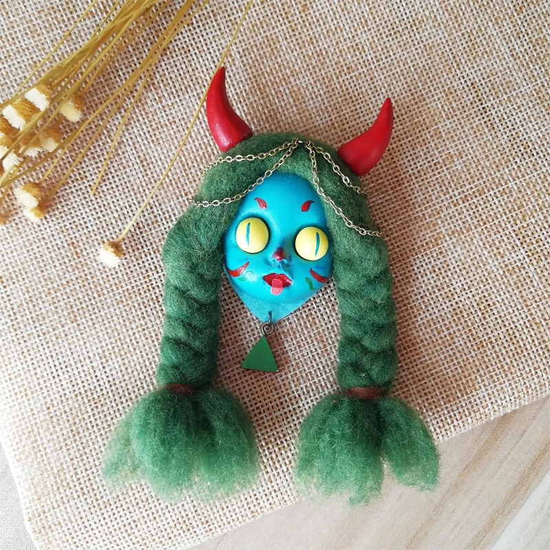 

Needle Felted Creepy Baby Doll Scary Dolls Brooch Zombie Horns Hand Painted Clay Cameo Pin Halloween Unique Goth Jewelry Brooche