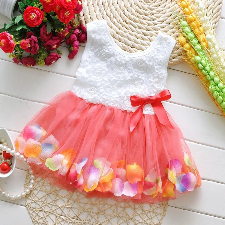 украшаем детское платье цветами. весеннее платье для девочки. украшения для детских платьев. украшение на детское платье. праздничные платья для девочек.