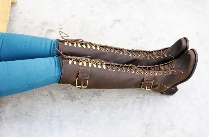 Prova Perfetto; Модные женские жокейские сапоги на шнуровке; сапоги до колена на высоком массивном каблуке; сапоги в байкерском стиле с боковой молнией и пряжкой