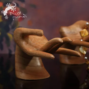 

Creative Decoration of Gecko Cabin Hand Model Wood Carving Ornaments