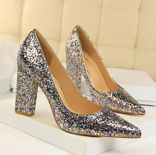 Серебряные туфли. Туфли женские серебристые. Блестящие туфли. Серебристые туфли на каблуке. Туфли бежевые со стразами.