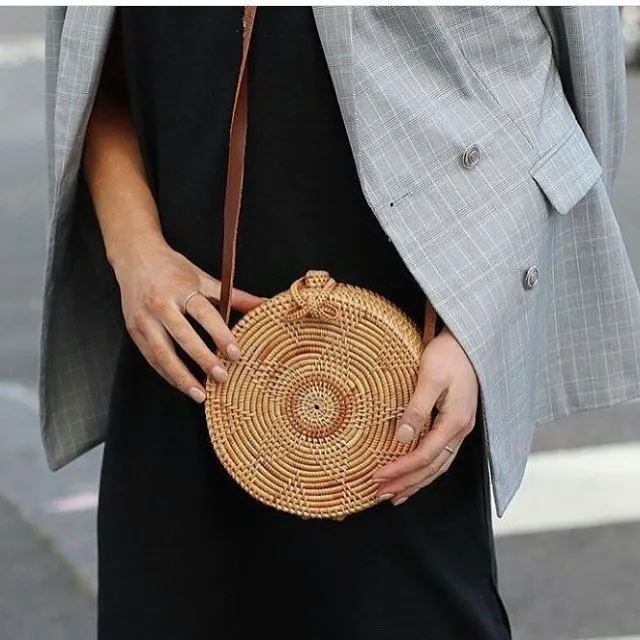 

Hot Indonesian Bali Vietnam Handmade rattan bag Indonesian straw bag Messenger bag round medium size