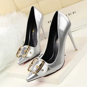 

2018 Korean version of sexy fine with shallow mouth high heels fashion pointed patent leather metal belt buckle high heels.